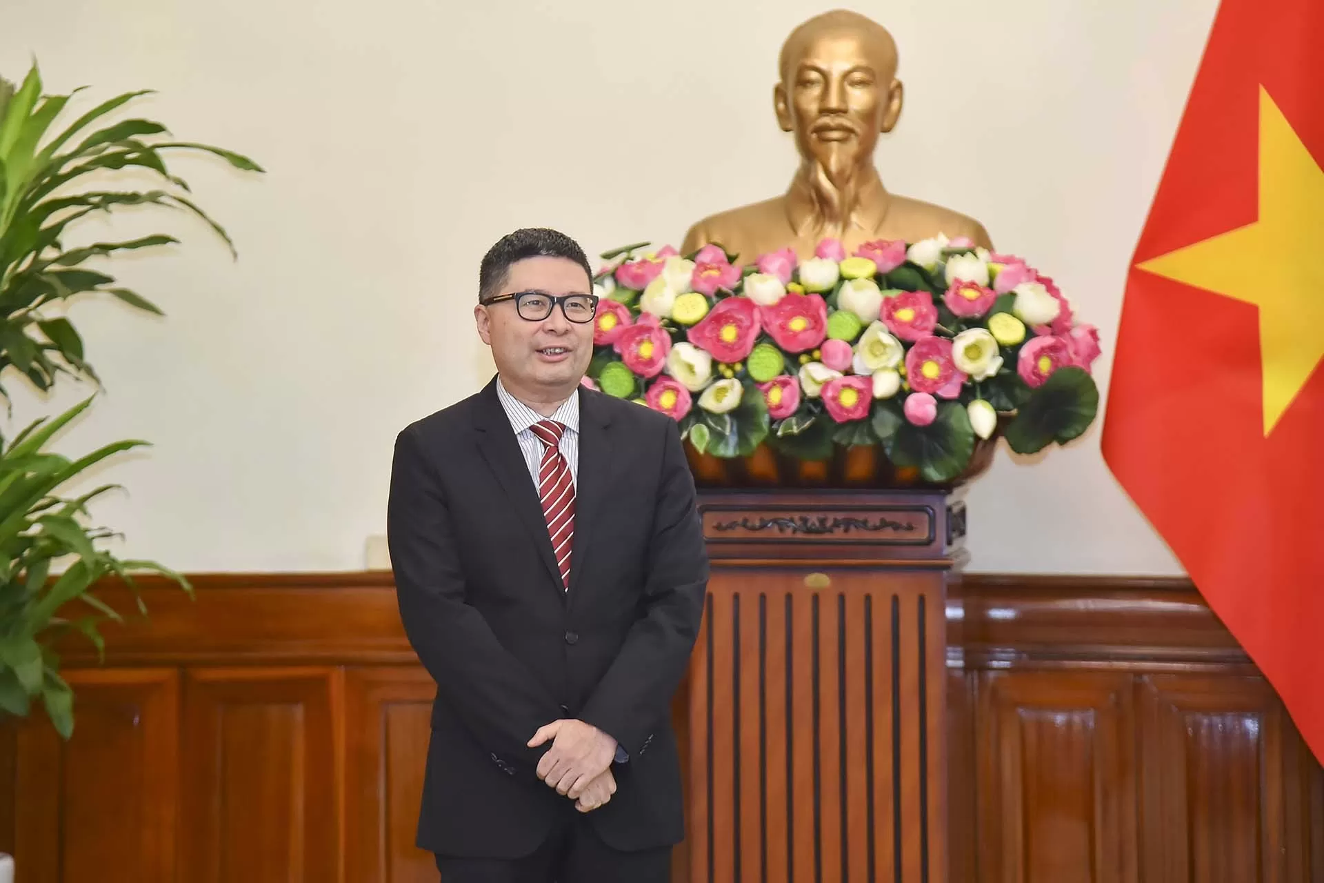 Consular Department: Staying connected with the people, committed to serving them Consular Department: Staying connected with the people, committed to serving them