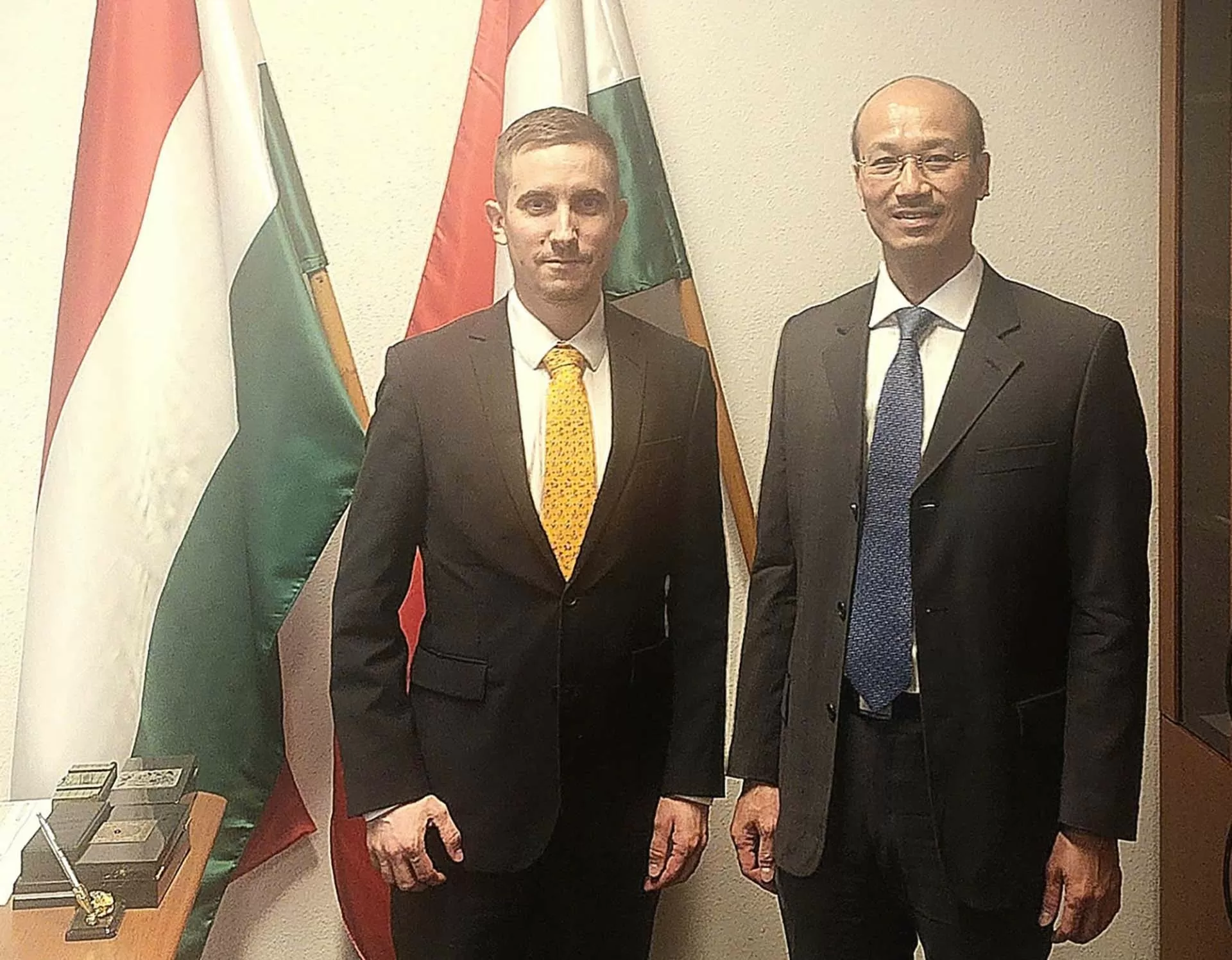 Đại sứ Bùi Lê Thái và ông Stifter Adam, Phó Quốc vụ khanh Bộ Ngoại giao và kinh tế đối ngoại Hungary.