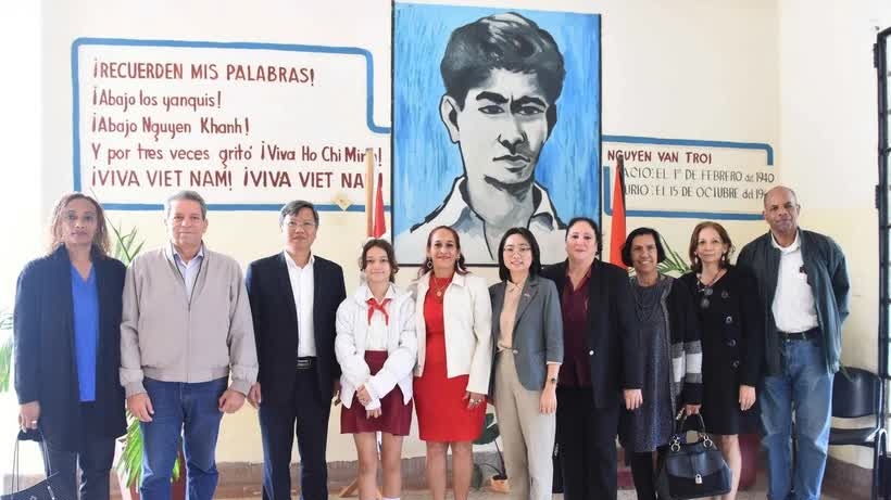Ambassador praises Vietnam - Cuba friendship during visit to Havana school