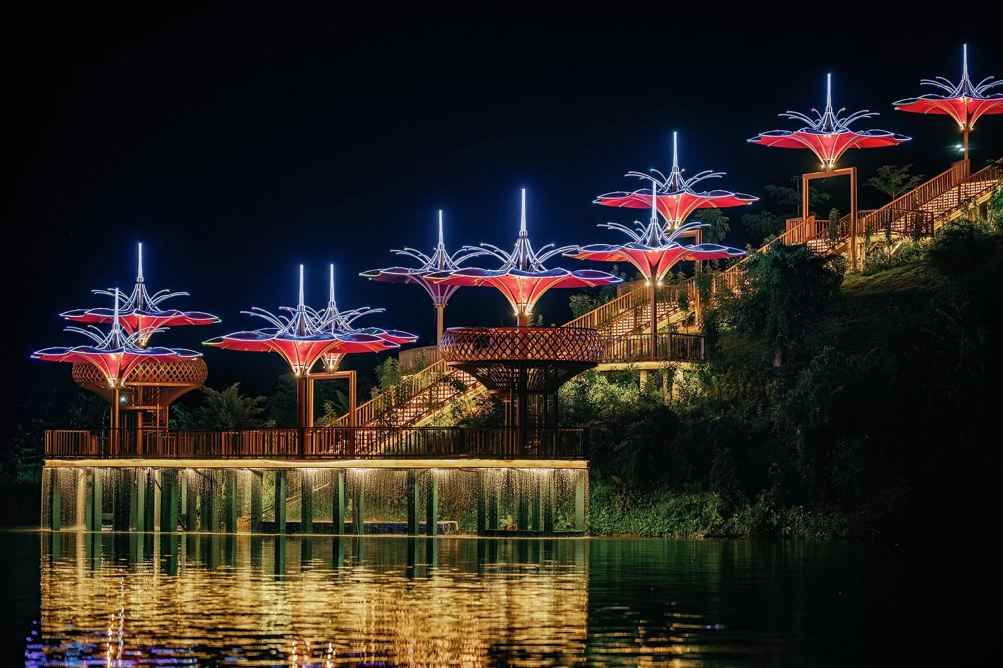 Từ đài UFO ngắm nhìn LAMORI mà ngỡ như giữa hành tinh xa xôi