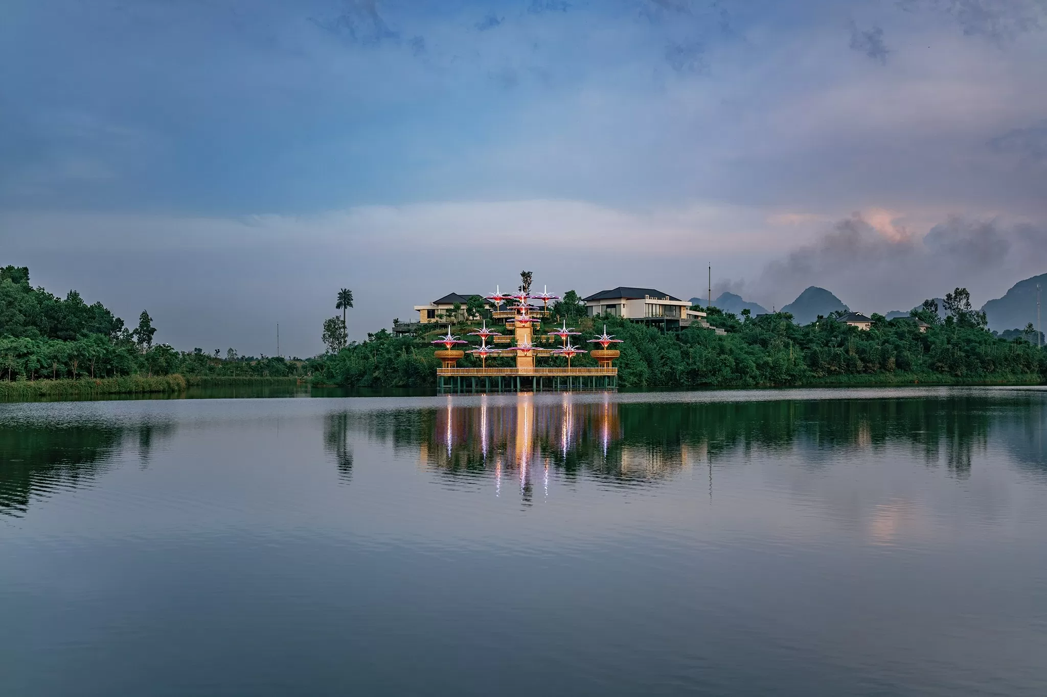 Hãy đến và khám phá “hành tinh” LAMORI mộng mơ. Hãy đến và khám phá “hành tinh” LAMORI mộng mơ.