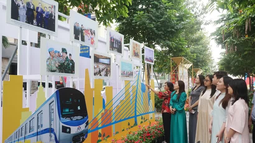 HCM City photo exhibition highlights Party’s brilliant achievements