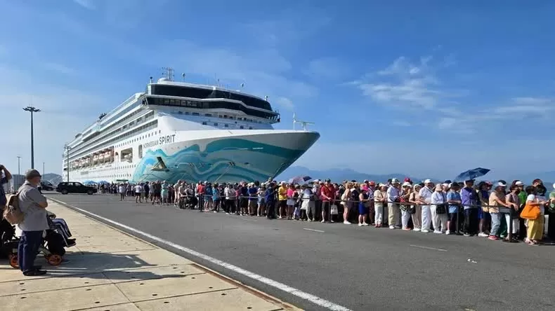 Khanh Hoa welcomes international cruise ship with 1,200 tourists. (Photo: NDO) Khanh Hoa welcomes international cruise ship with 1,200 tourists. (Photo: NDO)