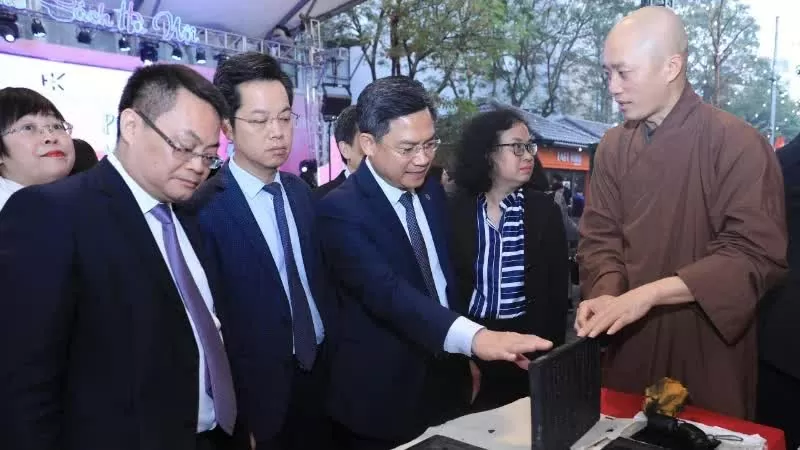 Delegates learn about traditional printing techniques at Spring Book Street. (Photo: NDO)