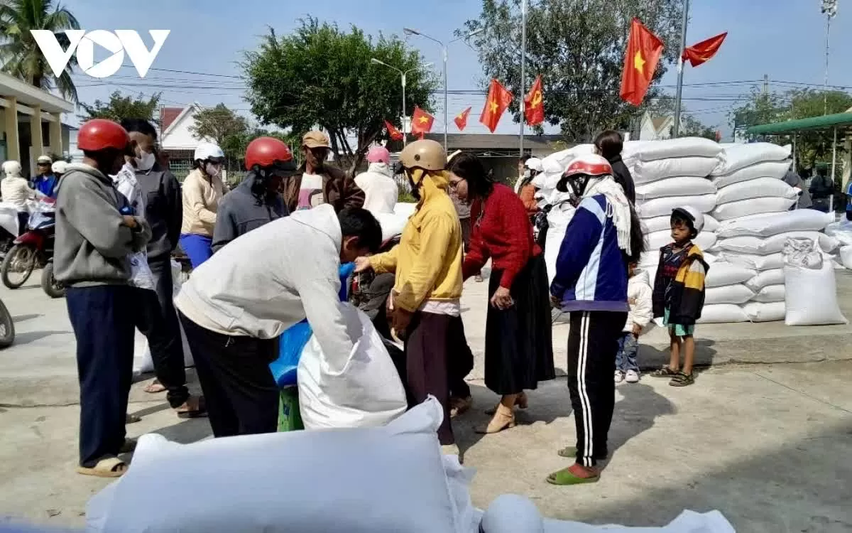 Nearly 900 tonnes of rice allocated to 15,456 households in Dak Lak Nearly 900 tonnes of rice allocated to 15,456 households in Dak Lak
