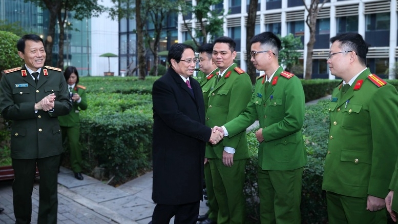 Prime Minister visits public security, national defence units during Tet festival