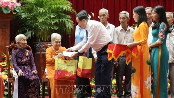 National Assembly Chairman presents gifts to policy beneficiaries in Can Tho