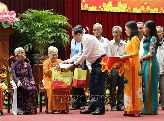 National Assembly Chairman presents gifts to policy beneficiaries in Can Tho National Assembly Chairman presents gifts to policy beneficiaries in Can Tho