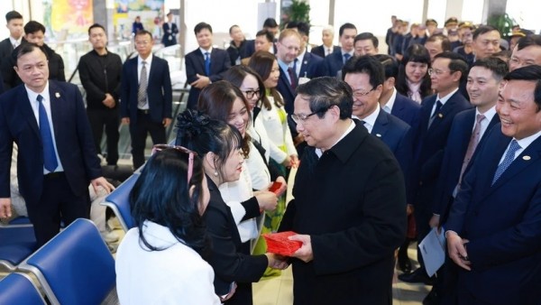Prime Minister reviews Tet preparations at Hanoi railway station and lung hospital