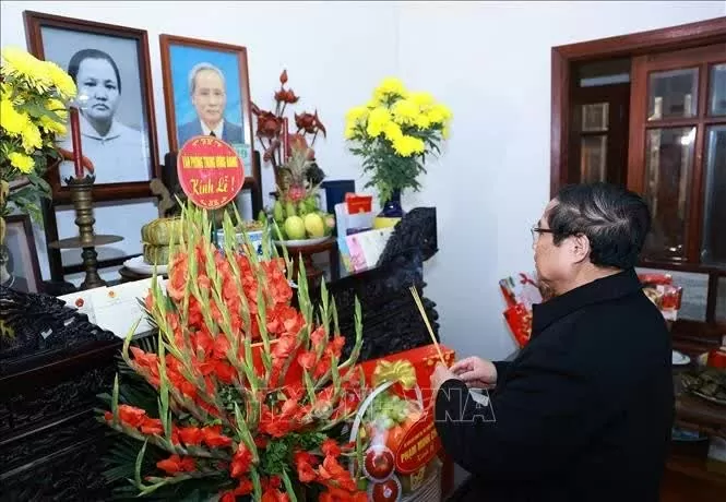 Government leader offers incense in tribute to late PM Pham Van Dong Government leader offers incense in tribute to late PM Pham Van Dong