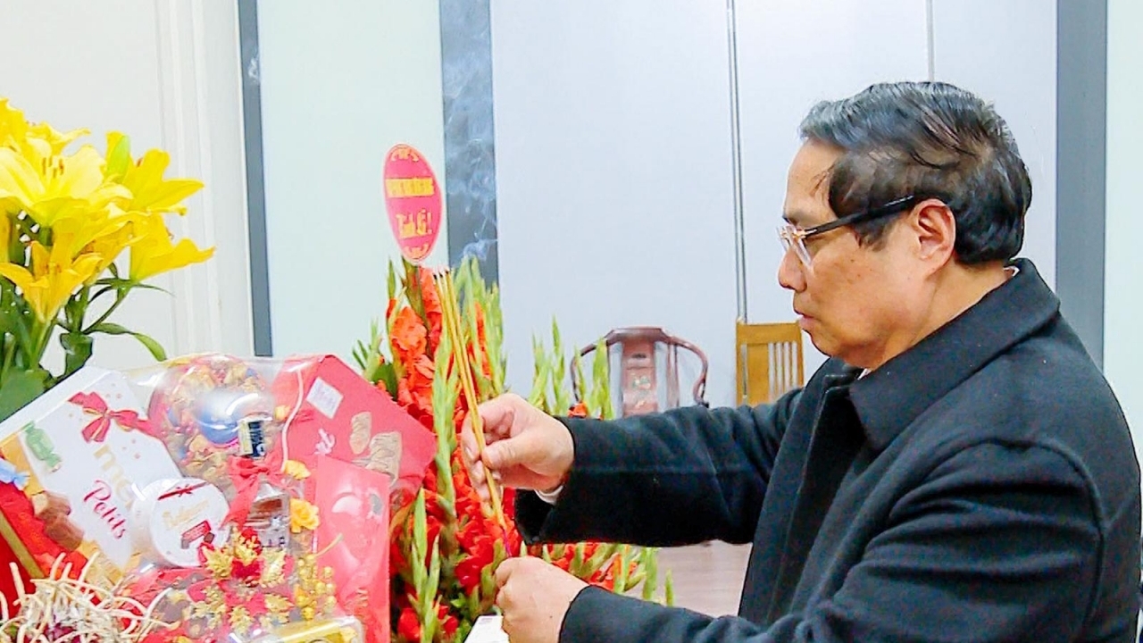 Prime Minister Pham Minh Chinh offers incense in commemoration of late Party chief