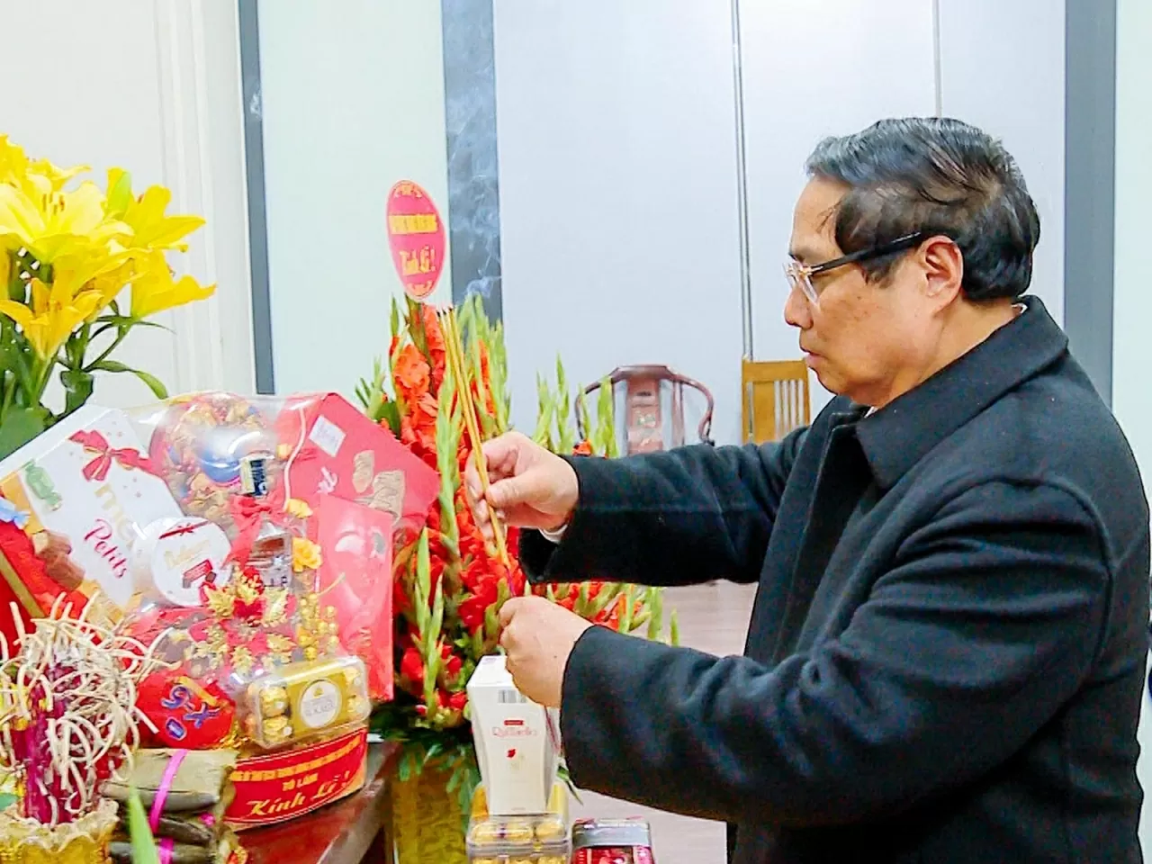 Prime Minister Pham Minh Chinh offers incense in commemoration of late Party chief