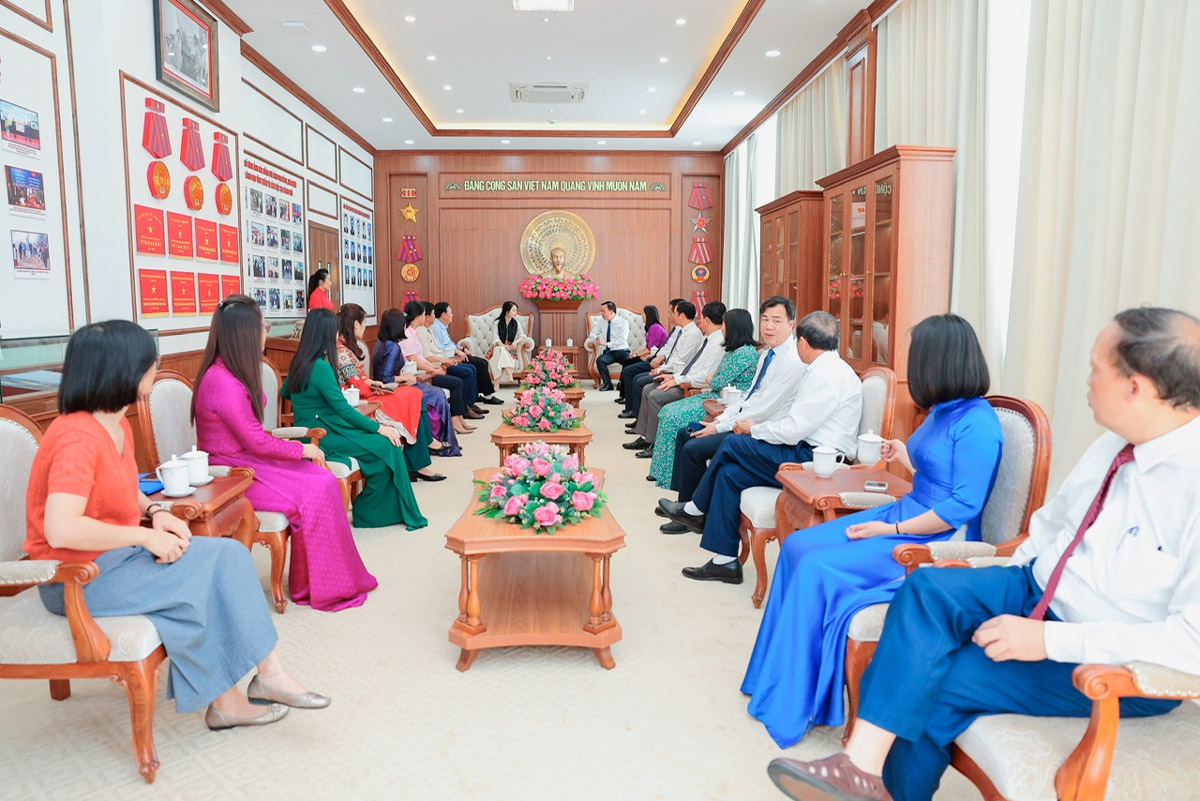 Đại diện Lãnh đạo thành phố Sơn La làm việc cùng chuyên gia giáo dục Tống Liên Anh, sau khi thành phố chính thức đón nhận danh hiệu Thành phố Học tập.