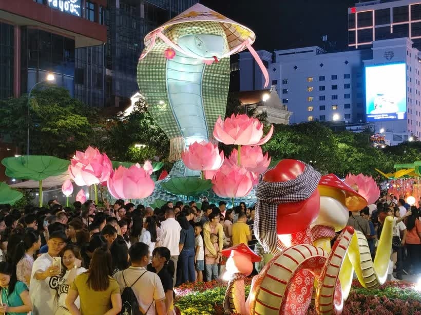 Ho Chi Minh City's Nguyen Hue Flower Street opens
