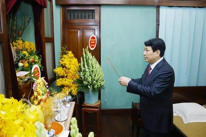 State President pays respect to President Ho Chi Minh at lunar year’s beginning