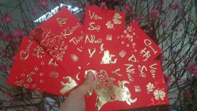 Lucky money 'li xi' giveaway - an exchange for New Year wishes