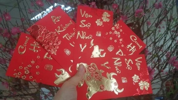 Lucky money 'li xi' giveaway - an exchange for New Year wishes