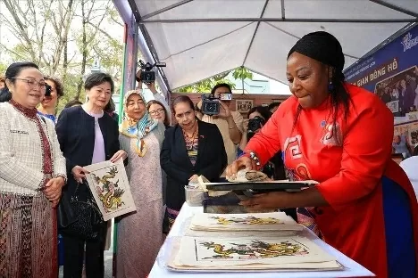 Female ambassadors and heads of international organisations in Vietnam learn about Dong Ho painting art at Dong Ky village, Tu Son city, Bac Ninh province. (Photo: VNA) Female ambassadors and heads of international organisations in Vietnam learn about Dong Ho painting art at Dong Ky village, Tu Son city, Bac Ninh province. (Photo: VNA)