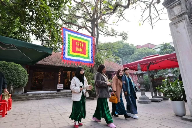 Hanoi's ancient temples are bustling with visitors during the Tet holiday Hanoi's ancient temples are bustling with visitors during the Tet holiday