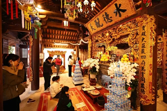 Hanoi's ancient temples are bustling with visitors during the Tet holiday Hanoi's ancient temples are bustling with visitors during the Tet holiday