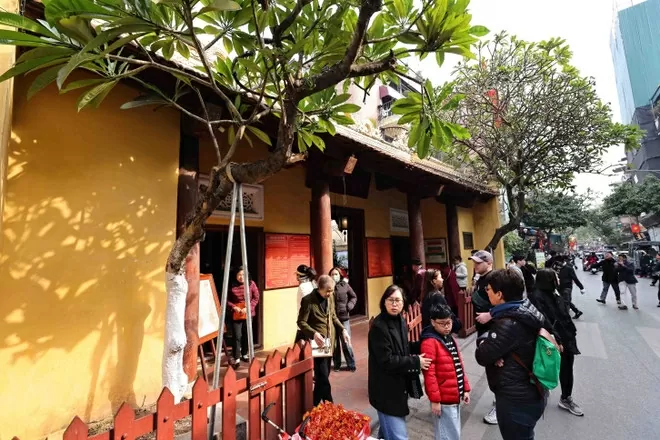 Hanoi's ancient temples are bustling with visitors during the Tet holiday Hanoi's ancient temples are bustling with visitors during the Tet holiday