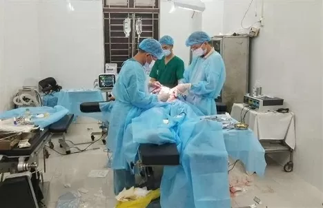 After the more than three-hour surgery, the fisherman regains consciousness with stable vital signs. (Photo: VNA) After the more than three-hour surgery, the fisherman regains consciousness with stable vital signs. (Photo: VNA)