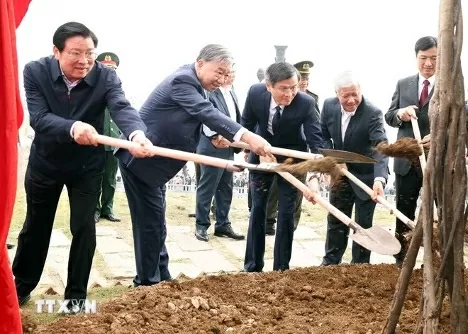 Tổng Bí thư Tô Lâm và đoàn công tác Trung ương dự Lễ phát động “Tết trồng cây đời đời nhớ ơn Bác Hồ” Xuân Ất Tỵ 2025. (Nguồn: TTXVN)