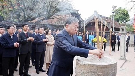 Party chief pays tribute to national ancestors at Hoa Lu ancient capital