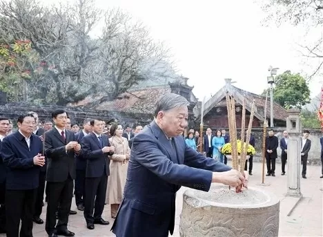 Party General Secretary To Lam offers incense at the temple dedicated to King Dinh Tien Hoang in Ninh Binh province. (Photo: VNA) Party General Secretary To Lam offers incense at the temple dedicated to King Dinh Tien Hoang in Ninh Binh province. (Photo: VNA)