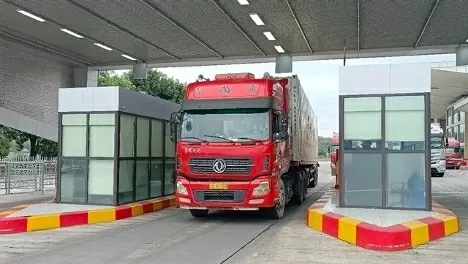 Containers undergoing customs clearance at the Kim Thành International Road Border Gate II (Kim Thanh Border Gate) during the 2025 Lunar New Year holiday. (Photo: baolaocai.vn) Containers undergoing customs clearance at the Kim Thành International Road Border Gate II (Kim Thanh Border Gate) during the 2025 Lunar New Year holiday. (Photo: baolaocai.vn)
