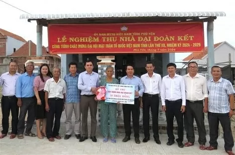 The Phu Yen Fatherland Front Committee hands over a Phu Yen commits to eradicating substandard housing
