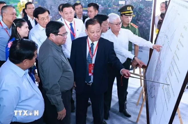 Thủ tướng Phạm Minh Chính xem bản đồ hướng tuyến dự án cao tốc Thành phố Hồ Chí Minh-Thủ Dầu Một-Chơn Thành.