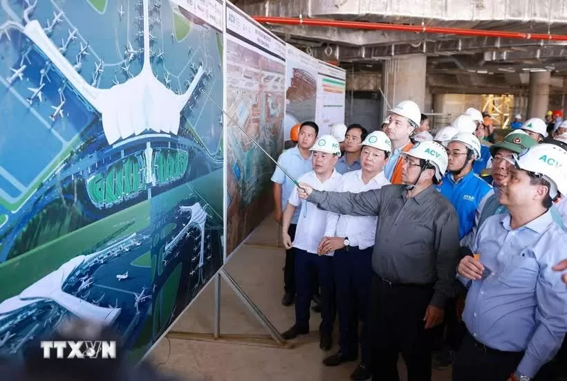 Thủ tướng Phạm Minh Chính kiểm tra, nghe báo cáo tiến độ thi công dự án Cảng hàng không quốc tế Long Thành.