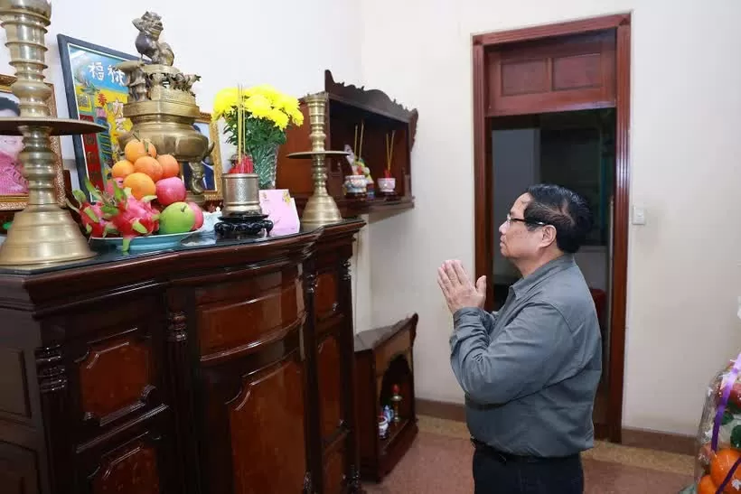 Prime Minister offers incense in memory of late Government leader Prime Minister offers incense in memory of late Government leader