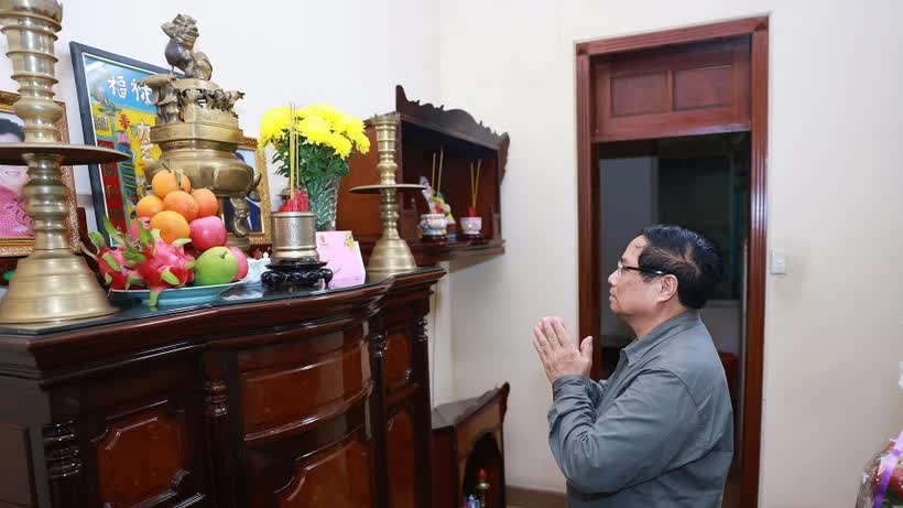 Prime Minister Pham Minh Chinh offers incense in memory of late Government leader