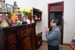 Prime Minister Pham Minh Chinh offers incense in memory of late Government leader