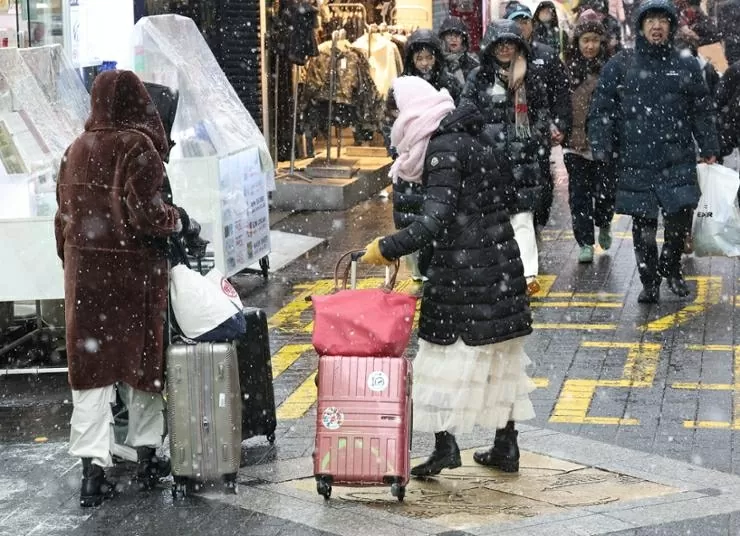 Foreign tourists walks in Seoul, Jan. 31. Yonhap Foreign tourists walks in Seoul, Jan. 31. Yonhap