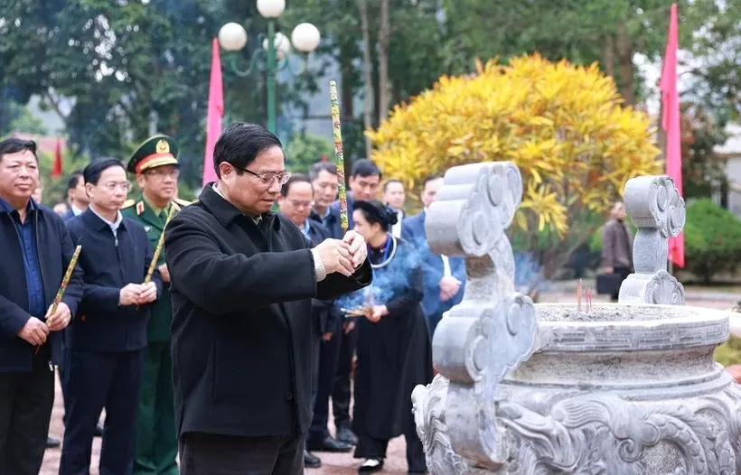 Prime Minister offers tribute to President Ho Chi Minh in Cao Bang