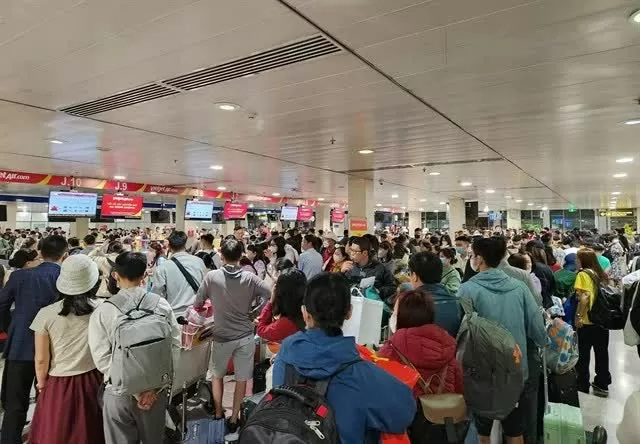 Major airports welcome huge numbers of passengers on Tet last day