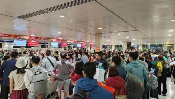Airports welcome huge numbers of passengers on Tet Lunar New Year