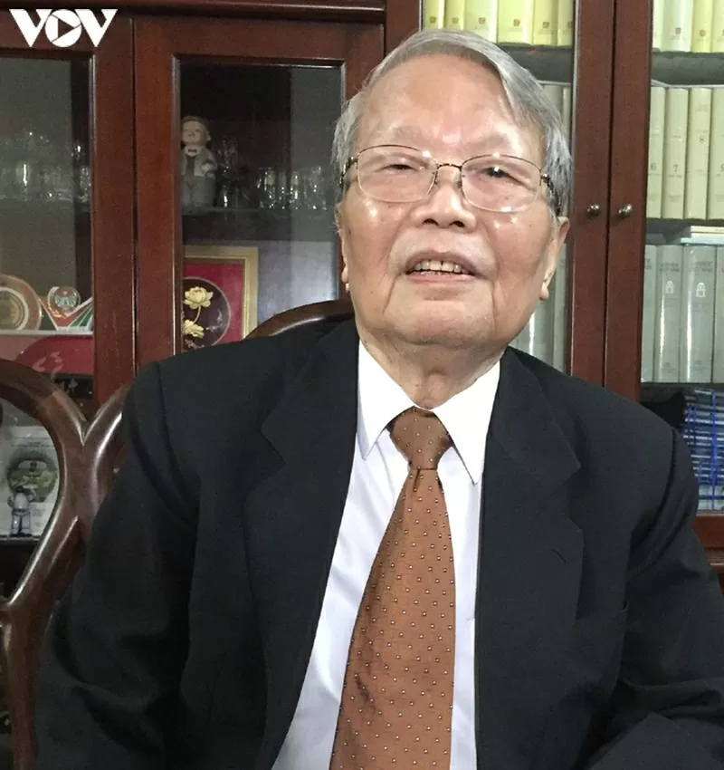 Former State President honoured with 65-year party membership badge