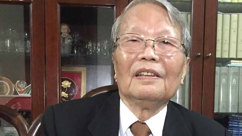 Former State President Tran Duc Luong honoured with 65-year party membership badge