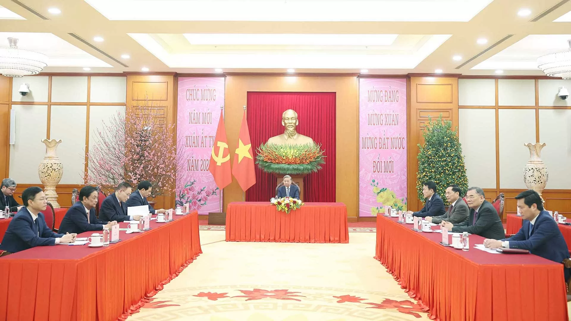 Vietnam, Cuba top leaders hold phone talks Vietnam, Cuba top leaders hold phone talks