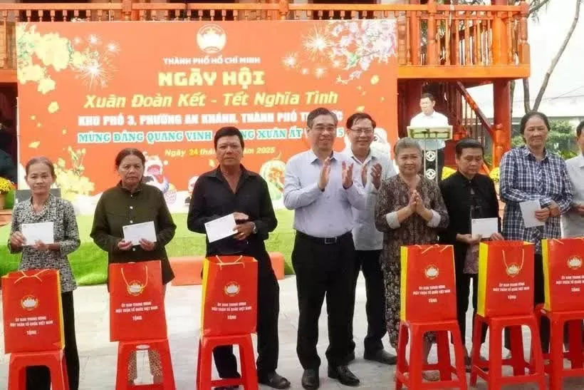 HCM City presents Tet gifts worth 110 billion VND to poor, policy beneficiaries HCM City presents Tet gifts worth 110 billion VND to poor, policy beneficiaries