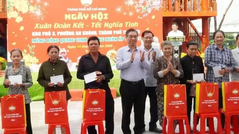 HCM City presents Tet gifts worth 110 billion VND to poor people