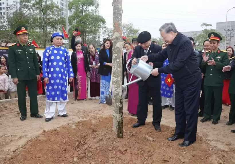 Party chief attends tree planting festival in Hung Yen province