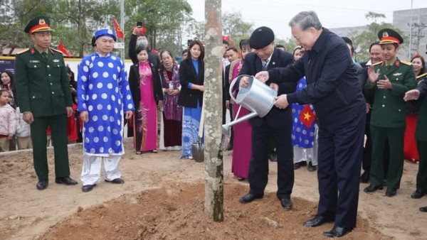 General Secretary To Lam attends tree planting festival in Hung Yen province
