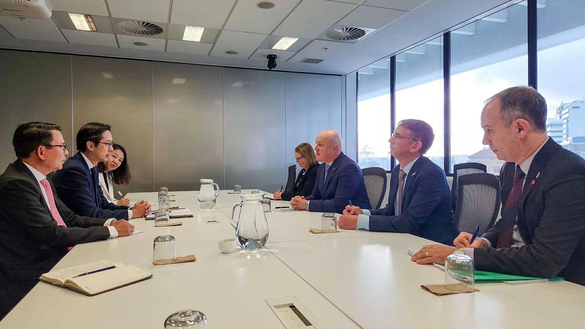 Thứ trưởng Ngoại giao Đỗ Hùng Việt chào Thủ tướng New Zealand Christopher Luxon. Thứ trưởng Ngoại giao Đỗ Hùng Việt chào Thủ tướng New Zealand Christopher Luxon.