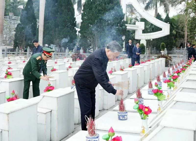 General Secretary To Lam offers incense to martyrs in Ha Giang General Secretary To Lam offers incense to martyrs in Ha Giang