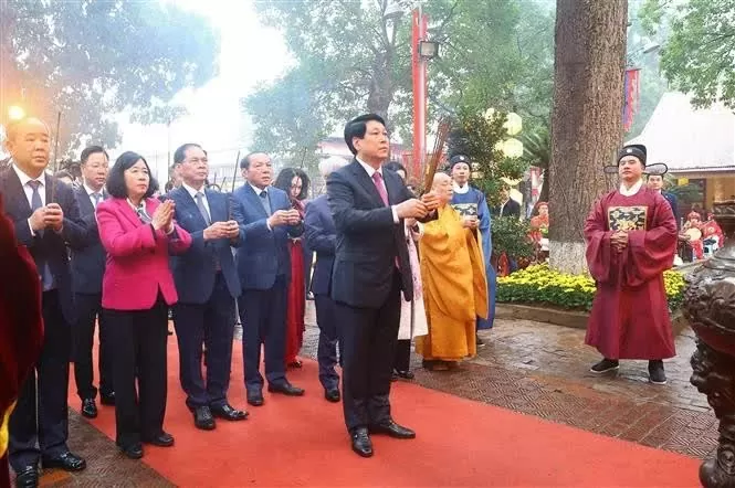 State leader offers incense to kings at Thang Long Imperial Citadel State leader offers incense to kings at Thang Long Imperial Citadel